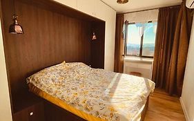 Iri'S Condo - Cozy Luxurious Apartment Near Oustanding Area